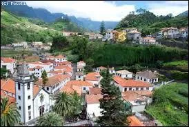 Reprenons le large et accostons sur l'île portugaise de Madère, dans l'océan Atlantique. Parmi ces quatre petites villes, laquelle est située sur la côte nord de l'île ?