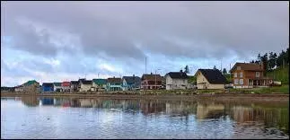 Traversons l'océan Atlantique et nous voici au Canada dans le village québécois de Port-Ménier. Il s'agit du seul village de l'île d'Anticosti ; mais où se situe cette île ?