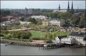 Restons dans l'est du Canada, mais cette fois en territoire anglophone. Avec environ 35 000 habitants, Charlottetown est située sur la seule île canadienne formant à elle seule une province, à savoir :