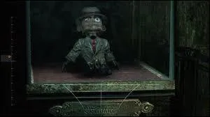 Dans Arkham Asylum, qui maquille et enlève le pantalon de ce pauvre Scarface ?