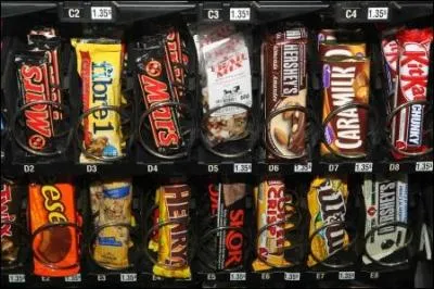 Pierre a faim entre deux repas et il sait que ce soir, il va souper tard. Aux machines distributrices, il a le choix entre plusieurs possibilités de collations. Que devrait-il prendre pour faire un choix santé ?