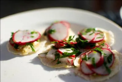 Marie a vraiment faim et elle décide de manger quelques craquelins avec du beurre et un radis. Que devrait-elle faire pour manger santé ?
