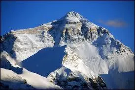 L'Everest est la plus haute montagne du monde, son sommet est à quelle altitude ?