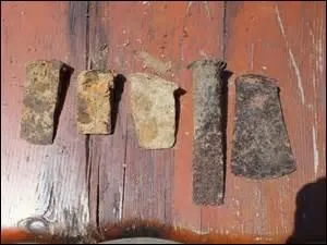 Que faut-il ajouter au mot suggéré par l'illustration pour obtenir un local étroit ?