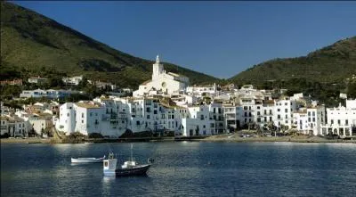 Cadaqués a été une muse à part entière du peintre Salvador Dali. Quelle est la particularité de ce village ?