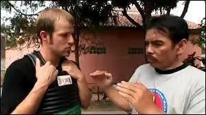 Durant leur s&eacute;jour en Indon&eacute;sie, nos deux reporters de la castagne ont d&eacute;couvert et appris les bases de cet art martial traditionnel et des plus esth&eacute;tiques. Celui-ci se nomme :