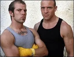 Doug Anderson et Jimmy Smith sont les deux globe-trotters de l'&eacute;mission "Fight Quest". A travers leur p&eacute;riple, ils s'initient &agrave; diff&eacute;rents arts martiaux et styles de combat afin de nous les faire conna&icirc;tre. De quelle nationalit&eacute; sont ces deux comp&egrave;res unis dans l'effort et la sueur ?