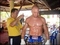 En Tha&iuml;lande, les deux camarades ont &eacute;t&eacute; rompus &agrave; ce sport de combat national, connu mondialement et qui se nomme :
