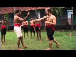 Toujours sur le continent asiatique, nos deux vaillants combattants ont pu s'initier &agrave; cet art ancestral du combat, nomm&eacute; "kalarippayatt". Dans quel pays &eacute;tait-ce ?