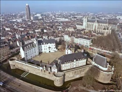Nous allons maintenant nous transporter à l'ouest de la France. Quelle ville est surnommée, 'La cité des ducs' ?