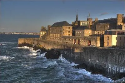 Puisque nous sommes dans l'Ouest et même le Nord-Ouest, restons-y. Quelle ville a pour surnom, 'La cité corsaire' ?