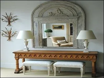 C'est généralement un terme d'architecture ou de décoration, mais qui affuble-t-on du mot « trumeau », venu du langage argotique, quand il sort de son contexte initial ?