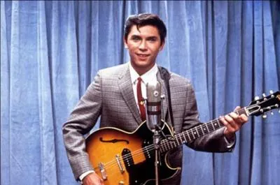 Ce jeune chanteur qui nous a donné la bombe ! Hélas, il a disparu très jeune, victime d'un accident d'avion. Quelle est cette chanson ?