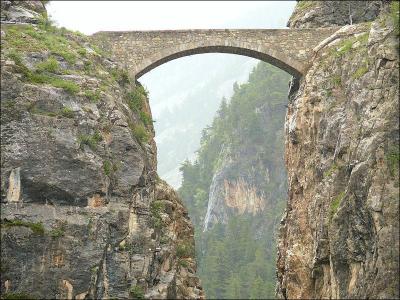 Construit en 1822 sur l'Ubaye, ce pont routier d'une seule arche de 27 mètres est situé à Saint-Paul-sur-Ubaye en Lozère, il s'appelle :