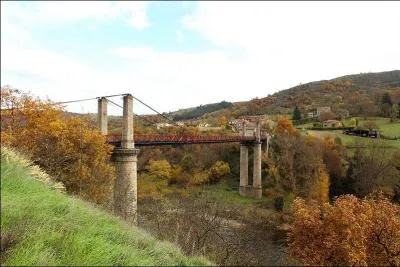 Le Pont suspendu de 127 mètres de long sur l'Allier, a été construit en 1863 en Haute-Loire à :
