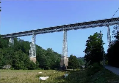 Le Viaduc de Busseau de 339 mètres de long et de 56 mètres de hauteur, traverse la Creuse dans le département du même nom, il a été construit en 1864 à :