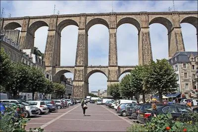 Ce viaduc ferroviaire de 292 mètres de long et de 62 mètres de haut sur deux niveaux, a été construit dans le Finistère en 1865 à :