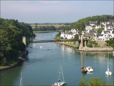 Le Pont suspendu du Bono de 152 mètres de long sur la rivière du Bono dans le Morbihan, a été construit en 1868 à :