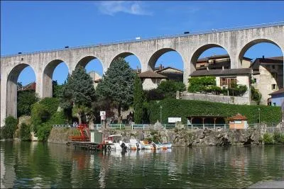 Construit en 1876 dans la Drôme, cet aqueduc de 235 mètres aménagé en voie piétonne est situé à :
