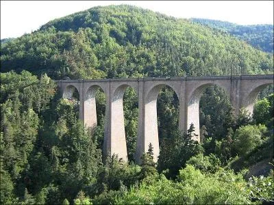 Ce viaduc ferroviare de 219 mètres de long et de 63 mètres de haut sur la Crueize, a été construit en 1880 à :