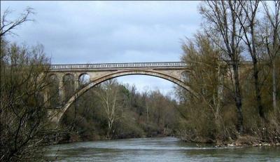 Ce pont ferroviaire de 89 mètres de long traverse l'Agoût dans le Tarn ; il a été construit en 1884 à Sémalens et se nomme :