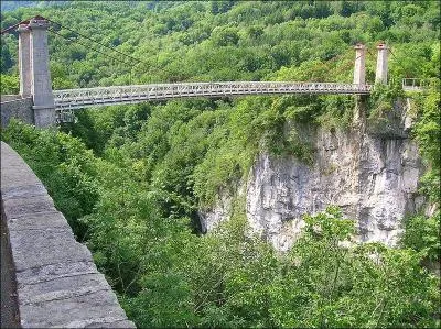 Ce pont suspendu de 64 m&egrave;tres de long est &agrave; une hauteur de 96 m&egrave;tres. Il traverse le Ch&eacute;ran en Haute-Savoie &agrave; Cusy ; il s'appelle :