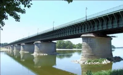 Ce pont-canal de 662 m&egrave;tres de long sur la Loire a &eacute;t&eacute; construit en 1896 dans le Loiret &agrave; Sain-Firmin-sur-Loire. Il a &eacute;t&eacute; le plus long pont-canal du monde jusqu'en 2003 ; il se nomme :