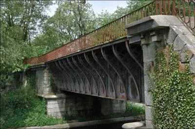Le pont-rivi&egrave;re de l'Oudan en poutre-caisson a &eacute;t&eacute; construit en 1897 dans le d&eacute;partement de la Loire. La rivi&egrave;re passe sur le canal lat&eacute;ral de Roanne &agrave; Digoin (tr&egrave;s rare) il est situ&eacute; &agrave; :