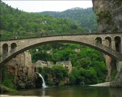 Ce pont d'une arche construit sur le Tarn en fin du XIXe si&egrave;cle en Loz&egrave;re est situ&eacute; dans la commune de :
