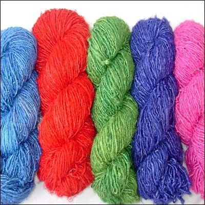 On imagine plutôt cette fibre pour tisser des chapeaux et des fauteuils, et non pour en faire des vêtements au crochet.
D'où provient-elle ?