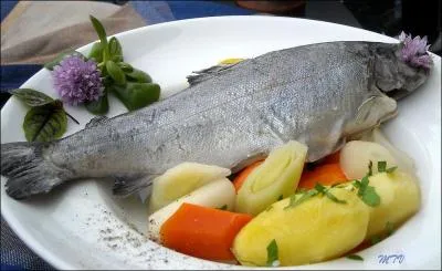 La truite au bleu existe, selon la même recette que l'entrecôte, elle est servie saignante dans votre assiette, avec un beurre maître d'hôtel :