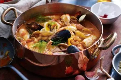 La Bouillabaisse se sert avec des croûtons frottés à l'aïl recouverts d'une sauce rouille :