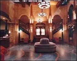 Comment s'appelle l'h&ocirc;tel o&ugrave; Angel a v&eacute;cu en 1950 ?