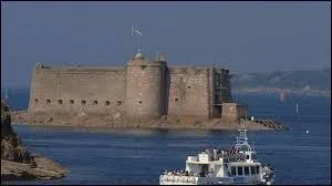 Ce château breton situé sur une île se nomme ...