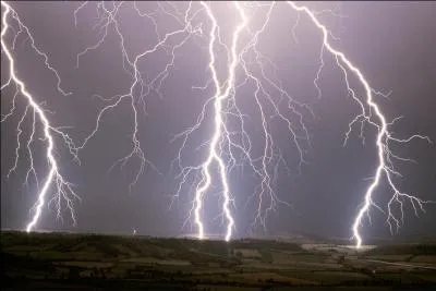 Quelle est la puissance moyenne de la foudre qui a notamment permis à Marty Mac Fly de retourner chez lui lors du 1er épisode de "Retour vers le futur" ?