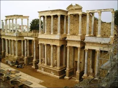 Quelle est cette ville d'Espagne fondée par l'empereur Auguste, classée au patrimoine archéologique de l'UNESCO ?
