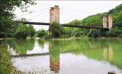 Ce pont à câbles de 173 mètres de long, actuellement ''hors service'', a été construit en 1913 sur la Garonne dans le Tarn-et-Garonne, à :
