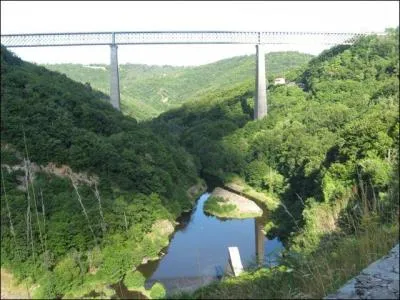 Le viaduc de Fades de 470 mètres de long, sur la Sioule, est le plus haut pont ferroviaire français à 132, 5 mètres de hauteur. Il a été construit en 1909 dans le Puy-de-Dôme, à :