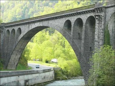 Ce viaduc ferroviaire de 133 mètres de long a été construit en 1909 sur le gave d'Aspe dans les Pyrénées-Atlantiques, à :