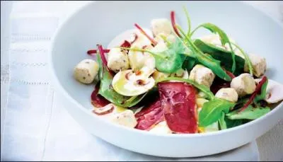 Quels champignons décorent cette salade ?
