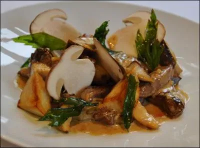 Quel est l'accompagnement de cet émincé de chevreuil ?