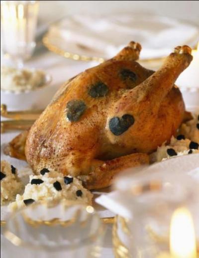 Vous pouvez agrandir toutes les images. Voici un poulet de Bresse, quels champignons, qu'on distingue bien, sont nécessaires à sa confection ?