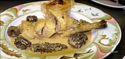 Quels champignons garnissent cette poularde ?