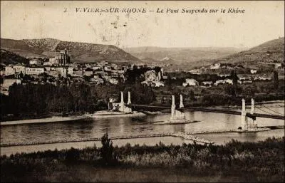 Ce pont de 3 travées pour une longueur de 275, 6 m a été construit sur le Rhône en 1845 (autorisation) dans le département de l'Ardèche, il sera endommagé par la crue de 1928, sera détruit par l'armée française en 1944 et remplacé par un pont suspendu en 1951, il est situé à :