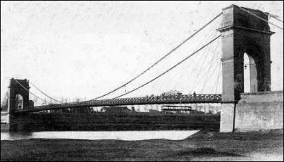 Ce pont suspendu de 140 m, construit à la place d'un bac en 1844 sur la Garonne en Haute-Garonne a été remplacé par un autre pont en 1923, avec
 2 piles supplémentaires, qui à son tour fut détruit en 1983. Il se situait à :