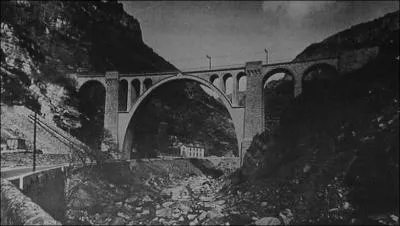 Le Viaduc de Scarassoui, de 125 m sur la Roya dans les Alpes-Maritimes, construit en 1928 sera détruit en 1945 par l'armée française et reconstruit en 1978. Il se situait à :