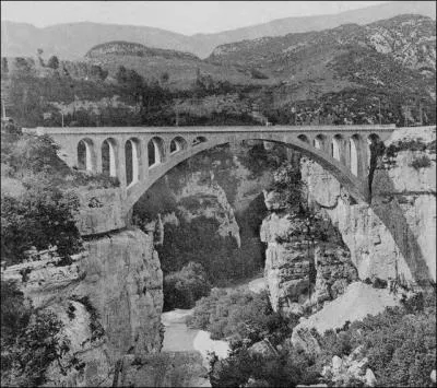 Le Pont des Pierres, d'une portée de 80 m sur la Valserine a été construit en 1910 dans l'Ain et détruit en 1944. Il se trouvait à :