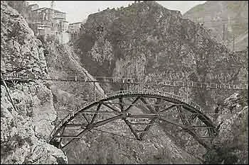 Ce viaduc de 58 m de long et de 60 m de hauteur sur la Roya, a été construit en 1922 dans le département des Alpes-Maritimes, il a été détruit par l'armée
française en 1940 et reconstruit en 1978 à :