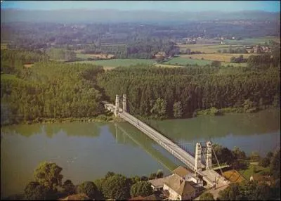 La Passerelle de la Combelle construite en 1912, était un ouvrage privé qui appartenait aux Mines de Brassac, elle enjambait l'Allier dans le Puy-de Dôme, elle a été détruite en 1990. Elle était située à :