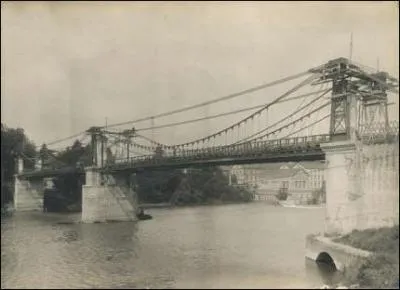 Ce pont construit en 1834, sur le Tarn dans le département de la Haute-Garonne sera emporté par une crue exceptionnelle en 1930, il était situé à :